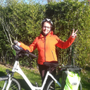 Christine se lance dans un tour de France à vélo en hommage à ses parents, et pour faire avancer la recherche