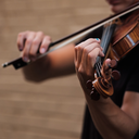 Concerné par la maladie, Christian Vacon joue du violon en Ehpad